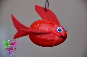Petit poisson rouge de côté