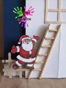Père Noël grimpant à la maison