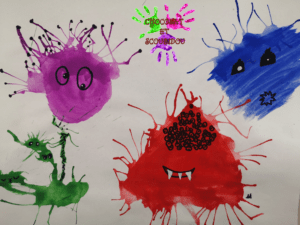 Peinture à la paille - monstres bleu rouge mauve et vert