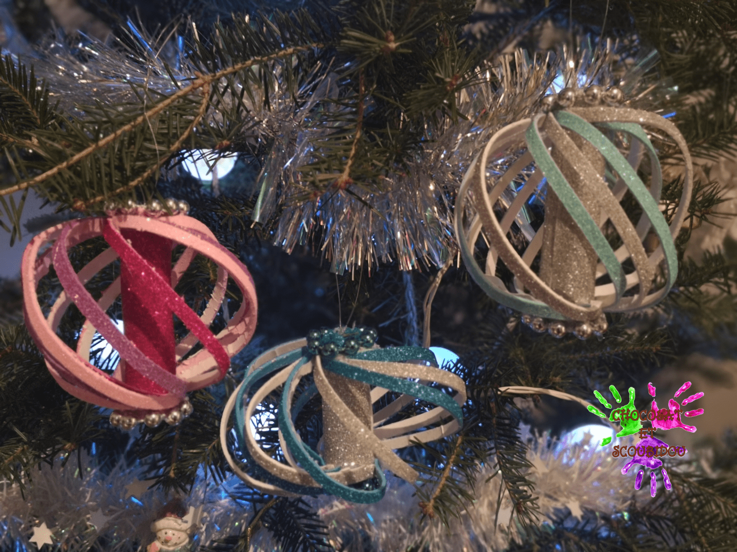 Boules de noël brillantes sapin
