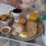 Un petit déjeuner au lit pour la fête des mères ou des pères