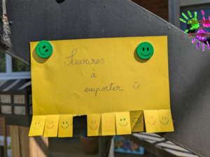 Sourires à emporter : un petit bricolage plein de bonne humeur