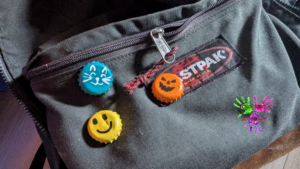 Des badges macarons avec des capsules de bouteille