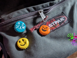 Des badges macarons avec des capsules de bouteille